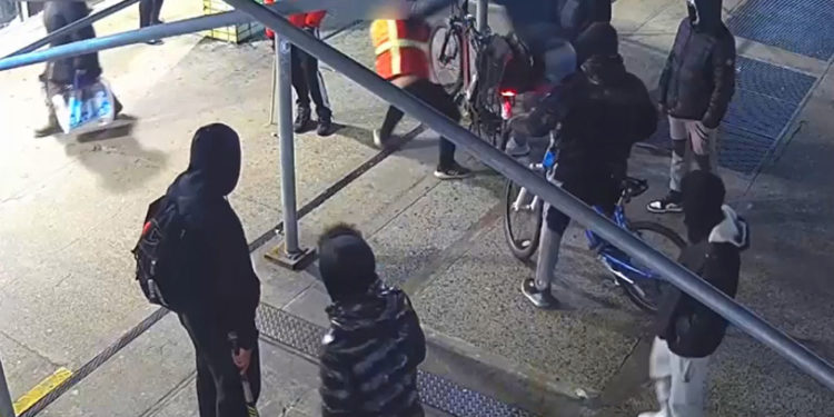 Persiguen a ocho por ataque a batazos a un repartidor de comida en el Alto Manhattan