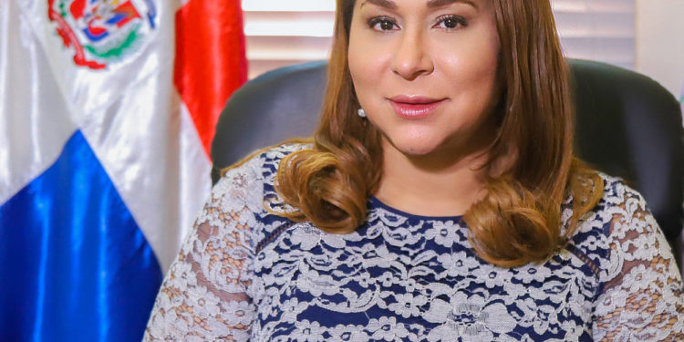 Ministra de la Mujer respalda propuesta de liberar de impuestos toallas sanitarias