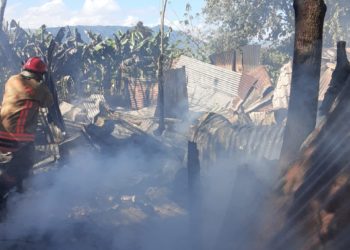Incendio afecta varias viviendas en Salto de Buena Vista, Jarabacoa