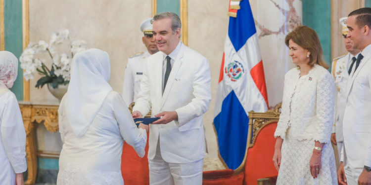 Presidente Abinader recibe cartas credenciales de ocho nuevos embajadores