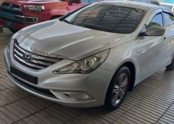 Hombre renta carro y se lo roban de una gallera