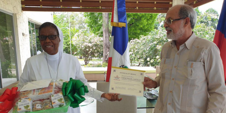 Escuela de Hotelería María Auxiliadora de Puerto Príncipe (EHMA) otorga Reconocimiento al Mérito para la República Dominicana en Haití