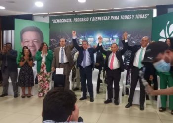 Leonel juramenta a Hipólito Polanco junto a todo su equipo