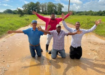 De rodilla productores solicitan carretera al presidente Abinader