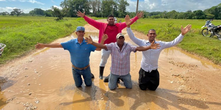 De rodilla productores solicitan carretera al presidente Abinader