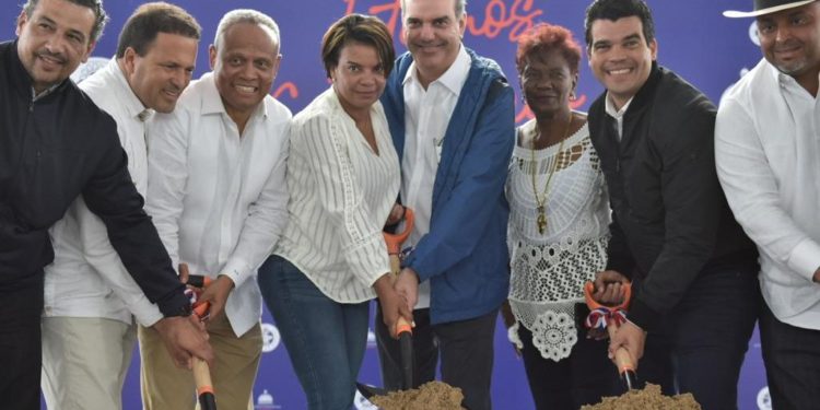 Gobierno inicia acueducto en el distrito municipal Majagual