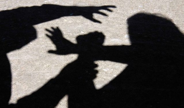 Policía apresa hombre habría intentado violar mujer de 70 años y otro sorprendido espiando una menor cuando ésta se bañaba