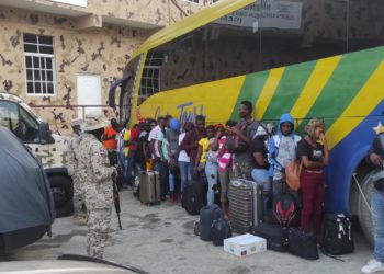 CESFronT detiene 24 haitianos ilegales en Montecristi; también incautó alcohol y dinero conductores de autobús