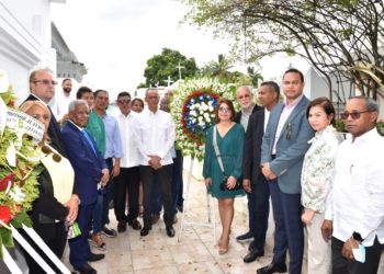 Fuerza del Pueblo realiza ofrenda floral en el mausoleo profesor Juan Bosch