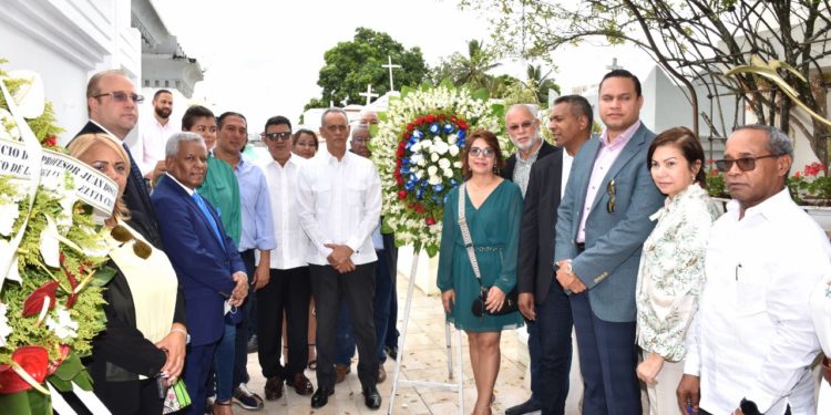 Fuerza del Pueblo realiza ofrenda floral en el mausoleo profesor Juan Bosch