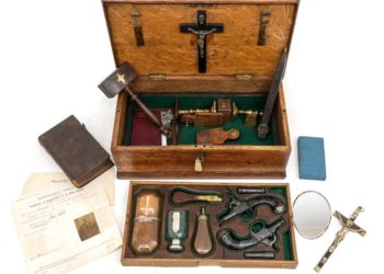 Una estaca, agua bendita y dos pistolas: subastan por más de 15.000 dólares un antiguo ‘botiquín’ para matar vampiros