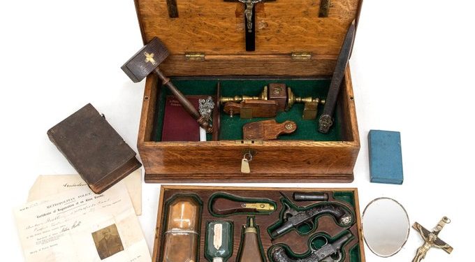 Una estaca, agua bendita y dos pistolas: subastan por más de 15.000 dólares un antiguo ‘botiquín’ para matar vampiros