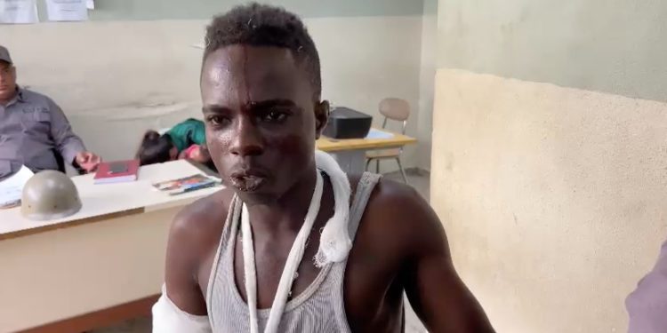 Sorprenden haitiano robando en un taller y le propinan golpiza en SFM