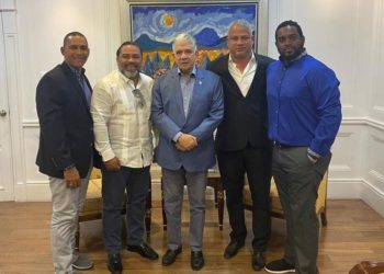 Entrenadores y Scouts se reúnen con Presidente del Senado para discutir proyecto de ley regularía béisbol RD
