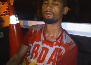 Multitud atrapa y agrede a uno de tres presuntos atracadores en Montecristi; PN recupera motocicleta