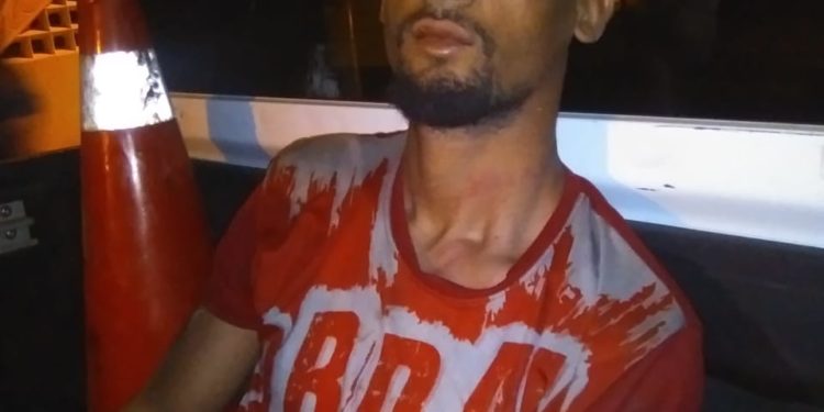 Multitud atrapa y agrede a uno de tres presuntos atracadores en Montecristi; PN recupera motocicleta