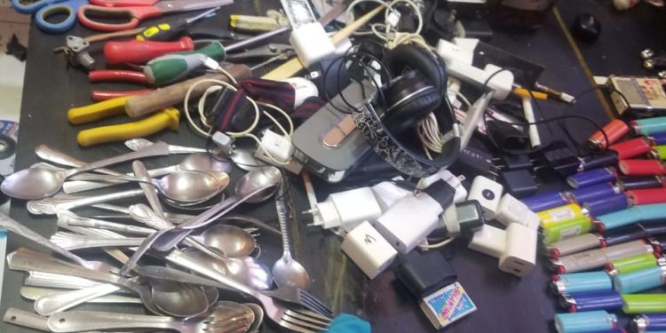 Autoridades incautan armas blancas y cargadores de celulares durante requisa en fortaleza de SFM