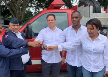 Gobierno entrega camión de bomberos al distrito municipal Don Juan