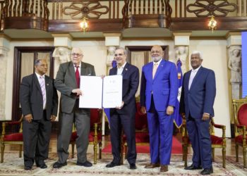 Presidente Abinader y ministro de Educación entregan Premio Nacional de Periodismo 2022 a Bonaparte Gautreaux Piñeyro