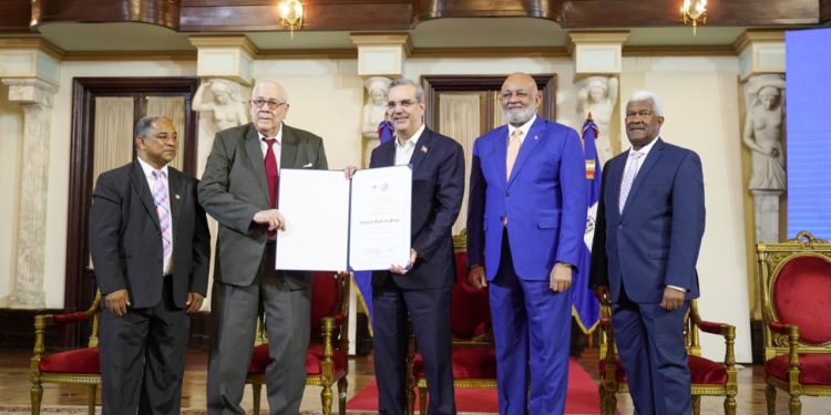 Presidente Abinader y ministro de Educación entregan Premio Nacional de Periodismo 2022 a Bonaparte Gautreaux Piñeyro