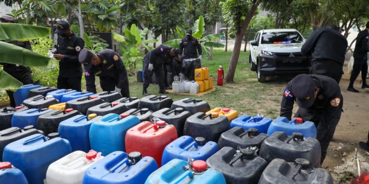 CECCOM decomisa más de 3,000 galones de alcohol adulterado en el GSD y otras provincias del país