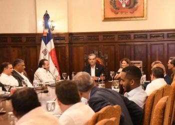 Presidente Abinader se reúne con funcionarios en Palacio Nacional; agotará agenda de actividades el fin de semana