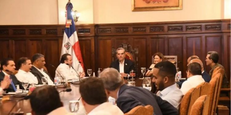 Presidente Abinader se reúne con funcionarios en Palacio Nacional; agotará agenda de actividades el fin de semana