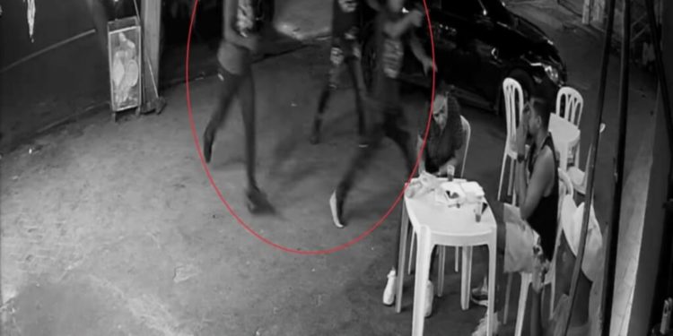 Policía captura tres hombres habían sido captados en video asaltando a dos personas en un negocio
