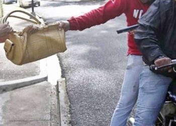 Policía apresa a dos por múltiples atracos en SDE