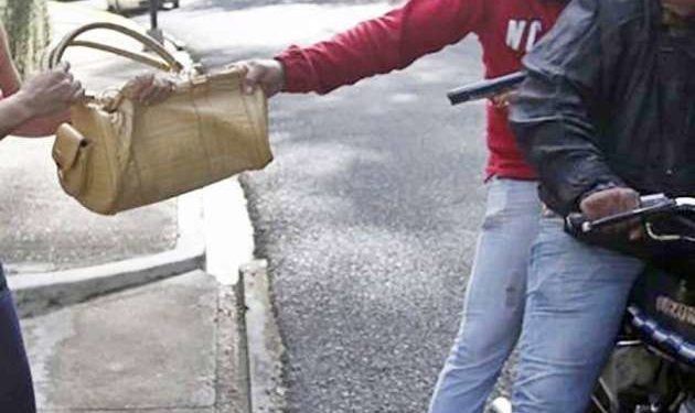 Policía apresa a dos por múltiples atracos en SDE