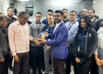 Director general de migración Venancio Alcantara felicita departamento de tecnología por premio dado a la institución