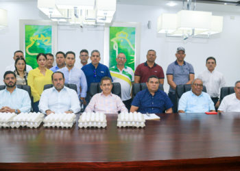 Productores realizan llamado por crisis de la industria nacional en el Día Mundial del Huevo