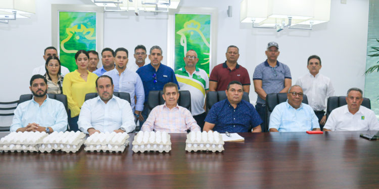 Productores realizan llamado por crisis de la industria nacional en el Día Mundial del Huevo