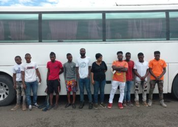 Agentes de Migración apresan autobus con 23 haitianos ilegales abordo