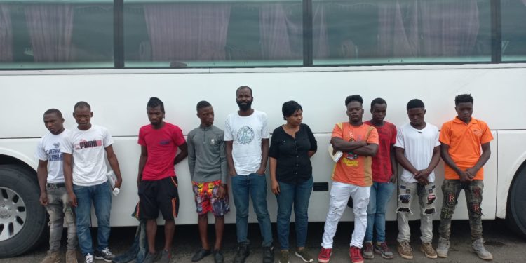 Agentes de Migración apresan autobus con 23 haitianos ilegales abordo