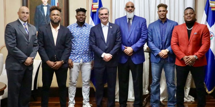 Presidente Abinader recibe a los lanzadores  Framber Valdez, Héctor Neris, Cristian Javier y Bryan Abreu