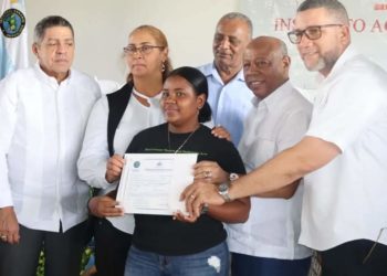 GOBIERNO ENTREGA TÍTULOS DE PROPIEDAD EN VILLA ALTAGRACIA, SAN CRISTÓBAL