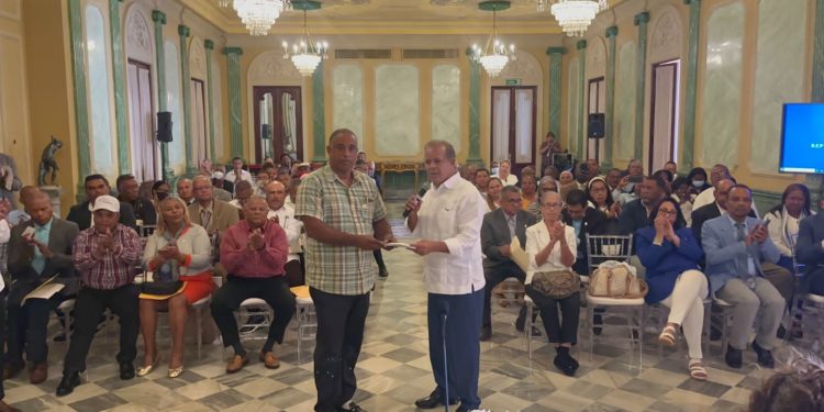 Gobierno inicia entrega de 50 mil bonos navideños a juntas de vecinos de todo el país