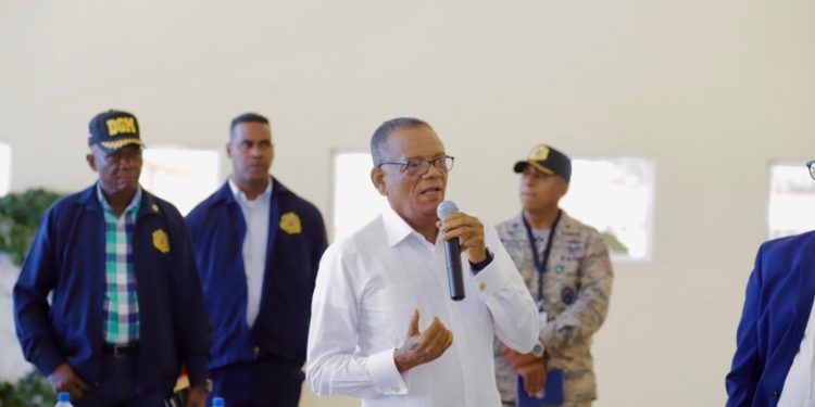 Director Migración dispone reforzamiento del personal en Aeropuertos para agilizar entrada y salida de pasajeros