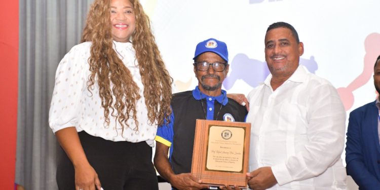 INEFI respalda Politécnico Loyola en Premiación del Año 2022 en deporte y renglón magisterial