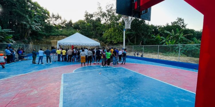 Alcalde José Montás entrega cancha a la comunidad de Villegas