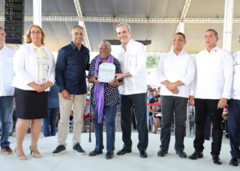 Presidente Abinader entrega 1,300 títulos de un total de 2,817 en Bajos de Haina, San Cristóbal