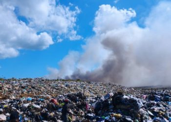 Desconocidos incendian vertedero de Ingenio Nuevo