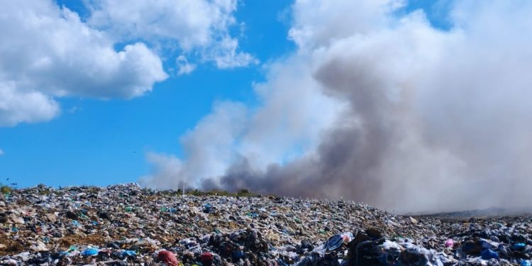 Desconocidos incendian vertedero de Ingenio Nuevo