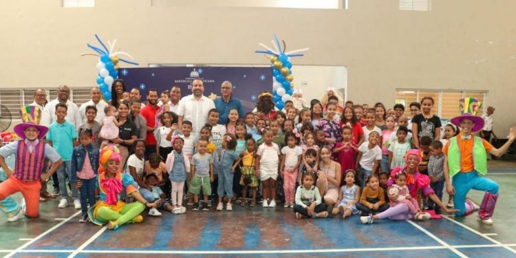 El INEFI festeja el “Día de los Santos Reyes” en su sede;Alberto Rodríguez entrega juguetes a hijos de empleados