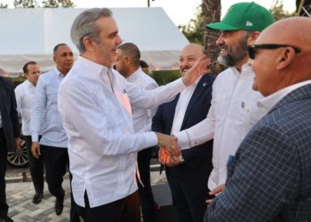 Presidente Abinader inicia semana laboral inaugurando nuevas obras en San Pedro de Macorís y entregando casi 3,000 certificados de título