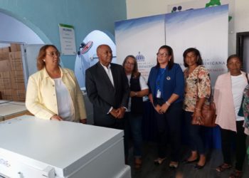Dirección provincial de salud entrega neveras tipo frizer a 9 UNAP de San Cristóbal