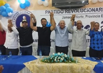 Leobaldo González (Papo), exalcalde de Jamao Norte y su esposa se juramentan en el PRM