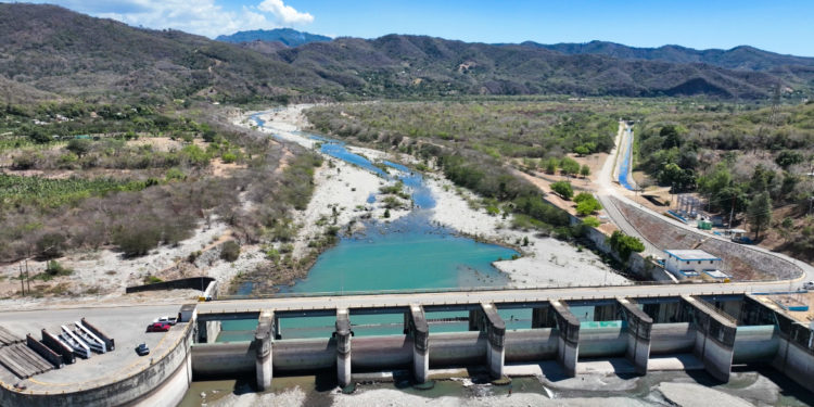 Gobierno inicia dragado en contraembalse Las Barías; permitirá medir la rentabilidad de extraer sedimentos en las presas