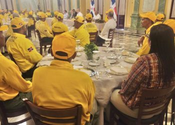 Presidente Abinader califica de héroes a bomberos forestales